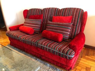 Sofá y butaca vintage rojo y gris a rayas