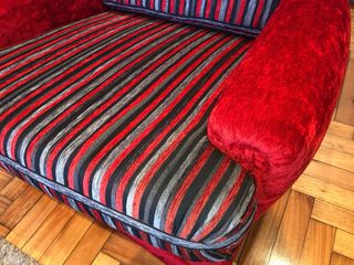 Sofá y butaca vintage rojo y gris a rayas