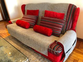 Sofá y butaca vintage rojo y gris a rayas