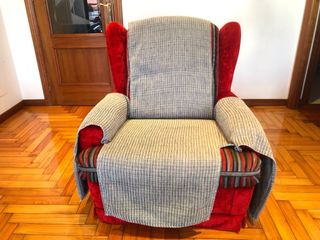 Sofá y butaca vintage rojo y gris a rayas