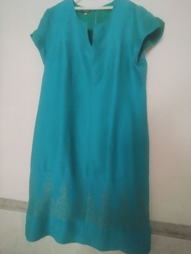 Vestido verano turquesa con bordado dorado