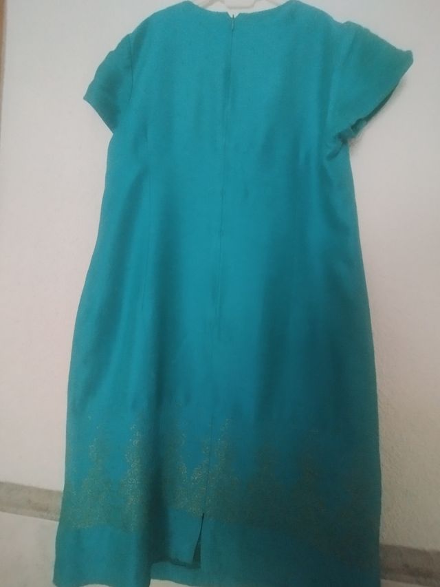 Vestido verano turquesa con bordado dorado