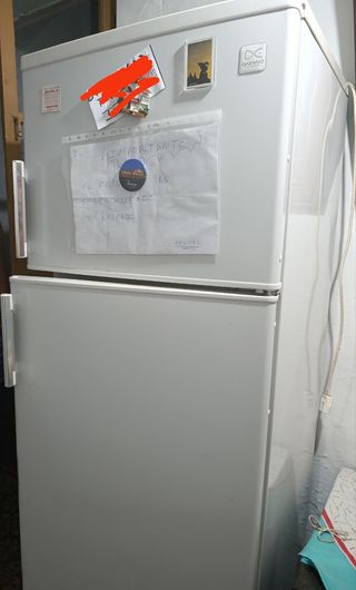 Frigorífico pequeño blanco, microondas y lavadora 