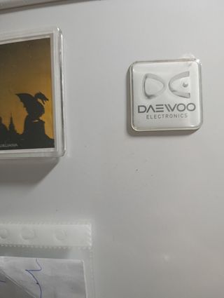 Frigorífico pequeño blanco, microondas y lavadora 