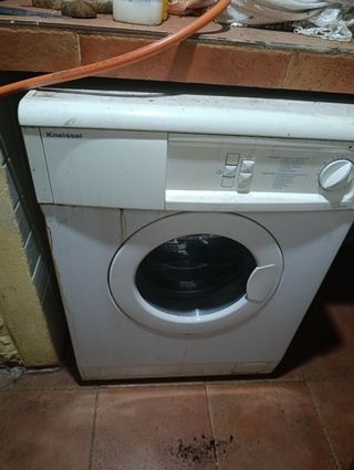 Frigorífico pequeño blanco, microondas y lavadora 