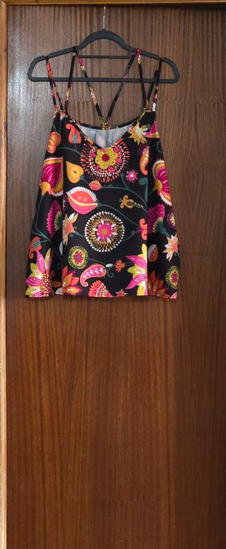 Top negro estampado tropical de tirantas.