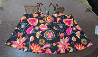Top negro estampado tropical de tirantas.