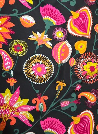 Top negro estampado tropical de tirantas.