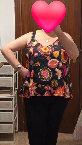 Top negro estampado tropical de tirantas.