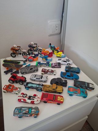 28 Mini coches HotWheels, caracol turbo y motos.