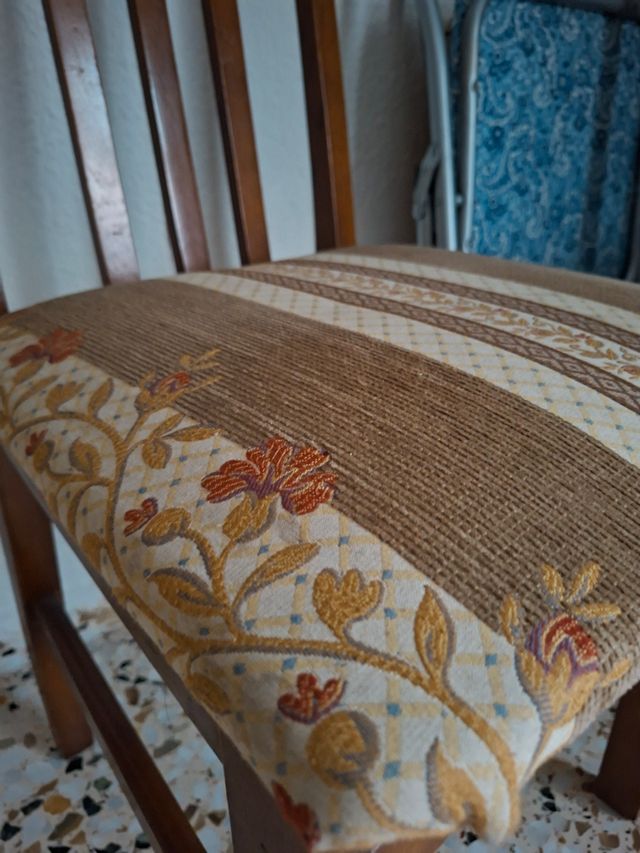 4 sedie da pranzo in legno - marrone
Appena imbottito 