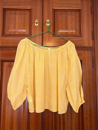 Blusa amarilla con estampado floral