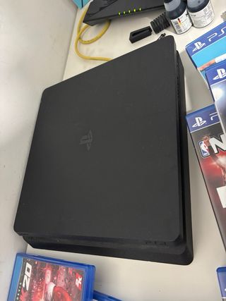 PS4 (PlayStation 4) + 8 juegos