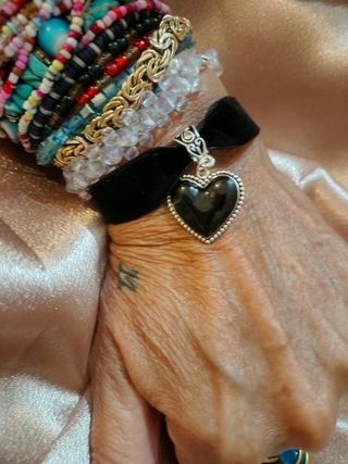 Braccialetto velluto nero ciondolo cuore