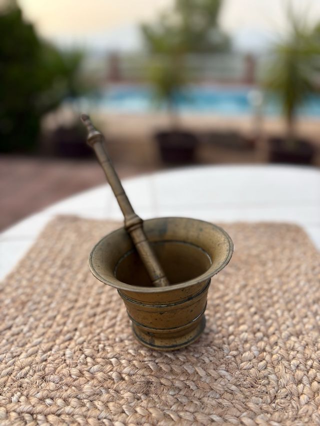 Almirez de bronce antiguo