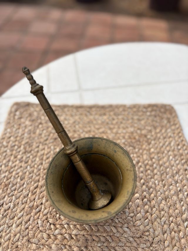 Almirez de bronce antiguo