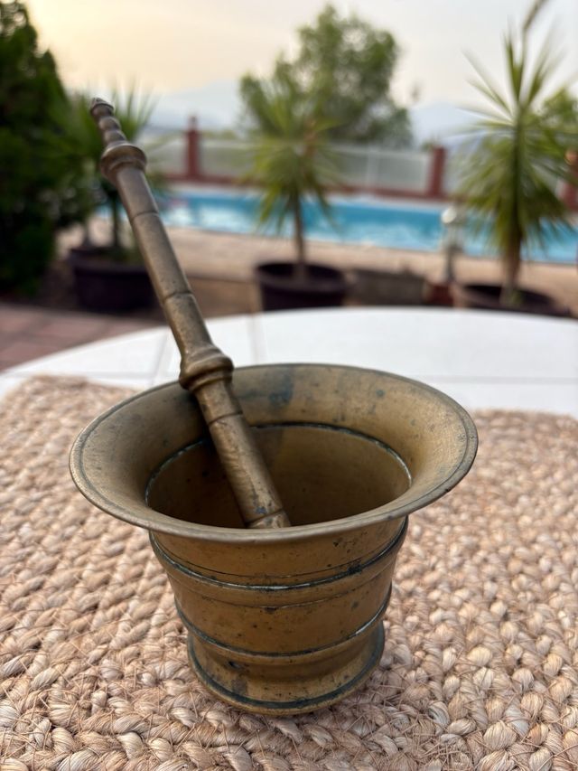 Almirez de bronce antiguo