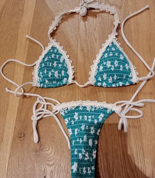 Bikini azul turquesa con flores