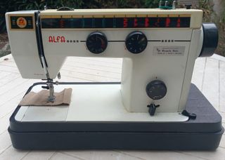 Máquina coser Alfa antigua