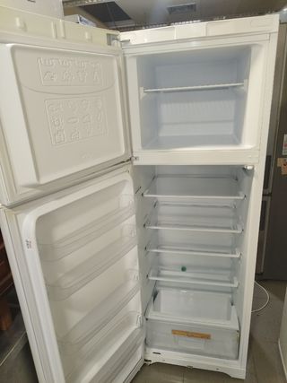 Nevera Indesit blanca