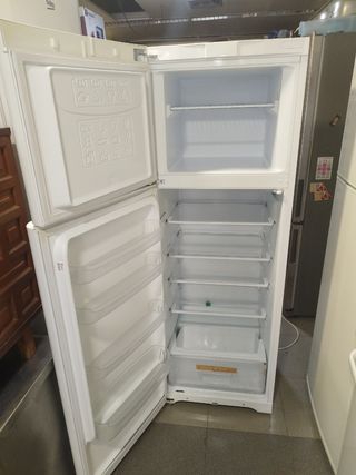 Nevera Indesit blanca