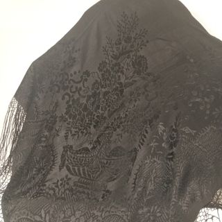 MANTÓN DE SEDA NEGRA ADAMASCADA INDUMENTARIA 