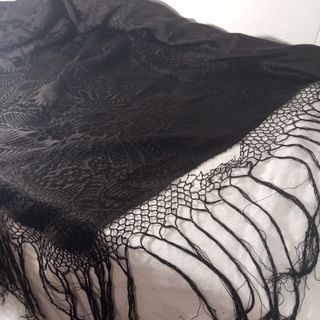MANTÓN DE SEDA NEGRA ADAMASCADA INDUMENTARIA 