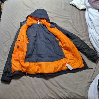 Abrigo de montaña impermeable y frío Quechua.