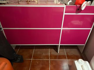 Mostrador tienda rosa y blanco