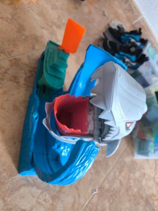 Hot Wheels: Tiburón & Estación 68