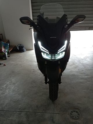 Honda Forza 125cc- Moto Scooter Negra