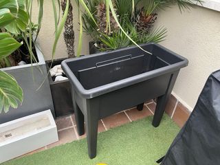 Jardinera negra con patas-leer descripción