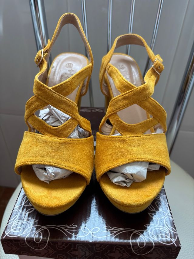 Sandalias tacón amarillo mostaza