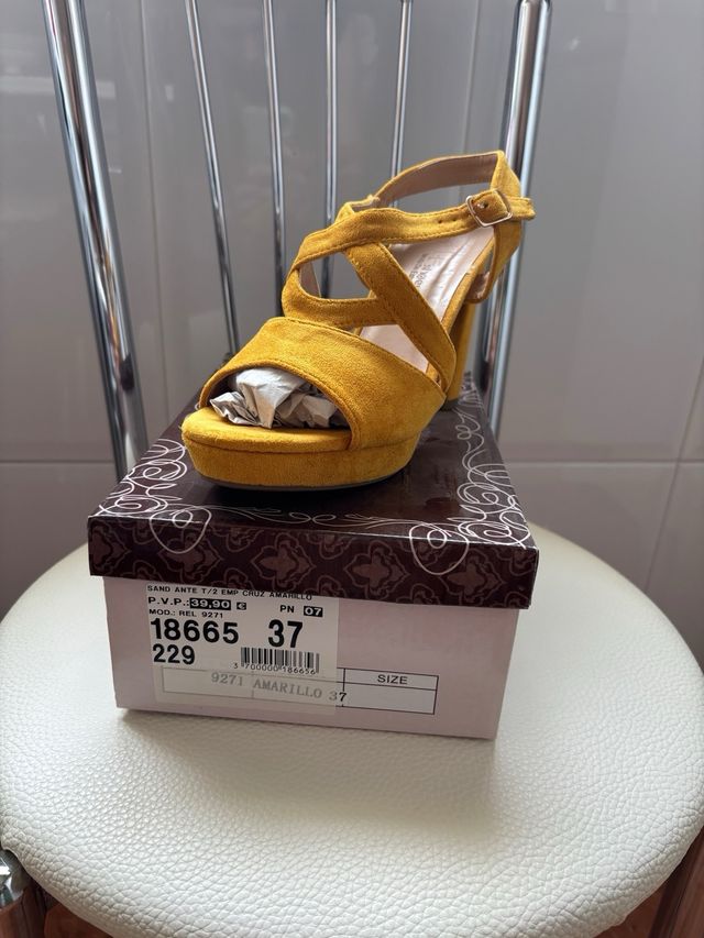 Sandalias tacón amarillo mostaza