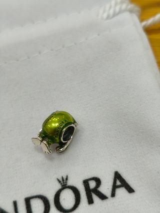 Charm Pandora Mike Wazowski y bolsita.