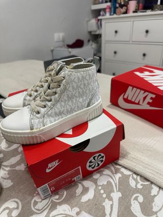 Zapatillas Michael Kors beige/dorado
de niña 