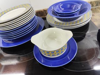 Vajilla azul y amarilla 