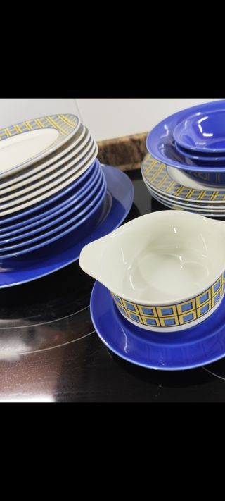 Vajilla azul y amarilla 