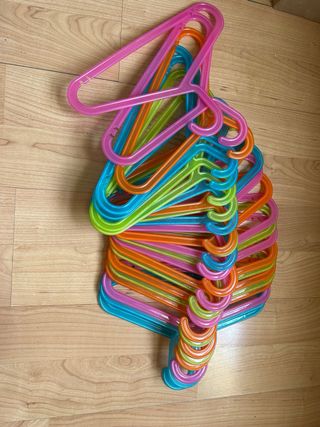 24 Perchas Plásticas Multicolor