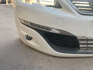 Paragolpes delantero Peugeot 308 blanco y faro iz