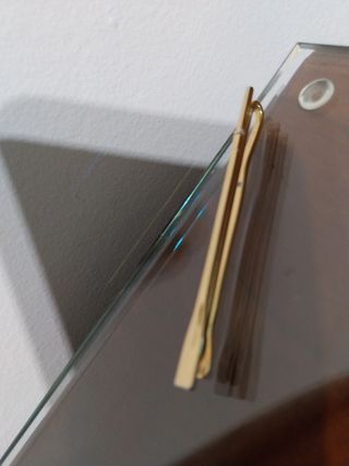 Pasador de corbata dorado .