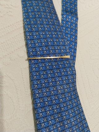 Pasador de corbata dorado .