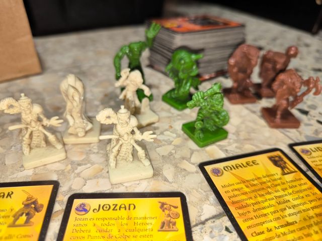 Dungeons & Dragons 10 miniaturas + cartas