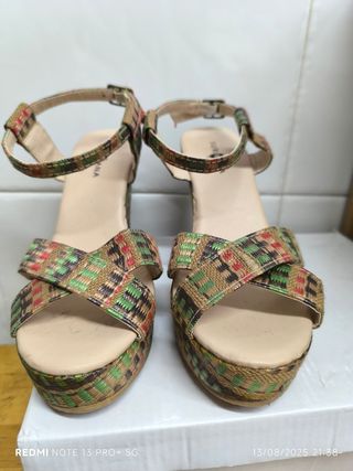 Sandalias y botines con cuña 