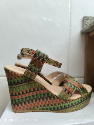 Sandalias y botines con cuña 