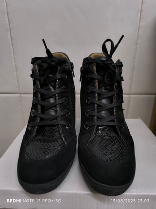 Sandalias y botines con cuña 