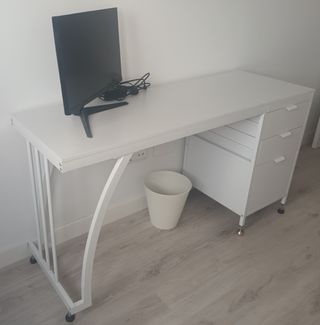 Escritorio blanco con cajoneras.