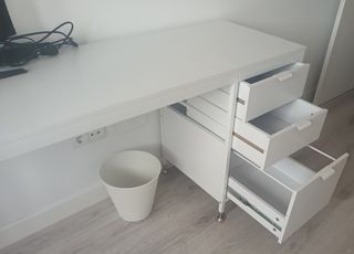 Escritorio blanco con cajoneras.