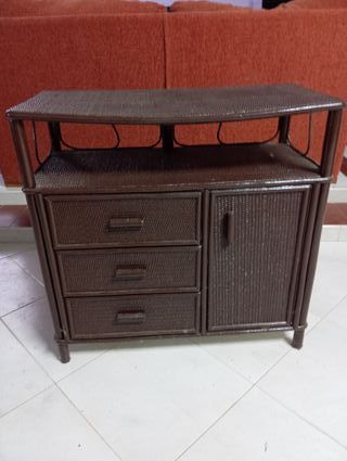 Mesita de mimbre marrón - 3 cajones y puerta.