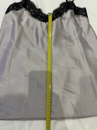 Top lencero gris perlado de satén 